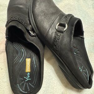 Yuu Phoria Black Slip-Ons